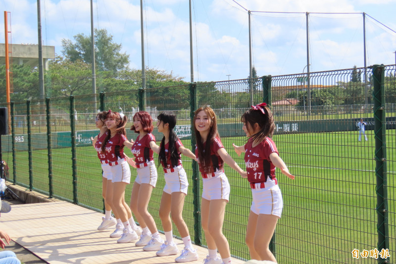 樂天女孩應援。（特派記者林宥辰攝）