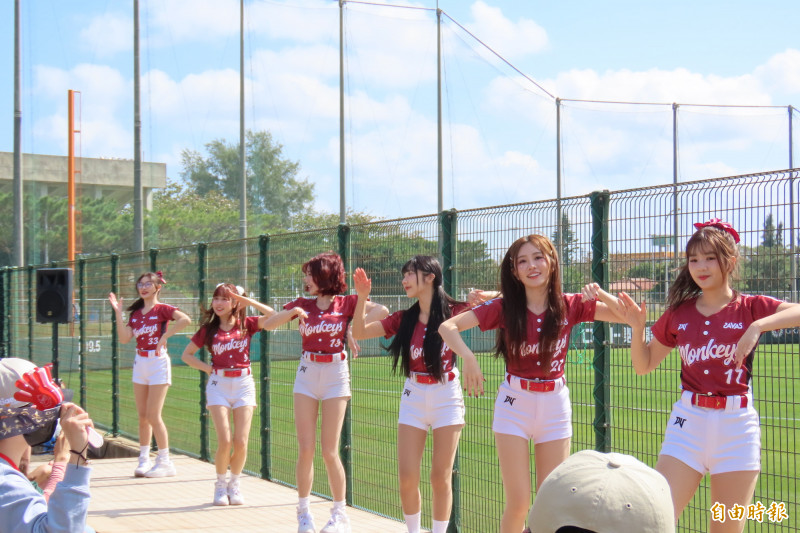 樂天女孩應援。（特派記者林宥辰攝）