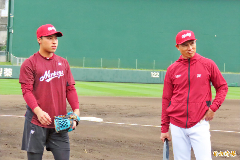 樂天桃猿許賀捷（左）和二軍教頭鄭兆行（右）。（特派記者林宥辰攝）