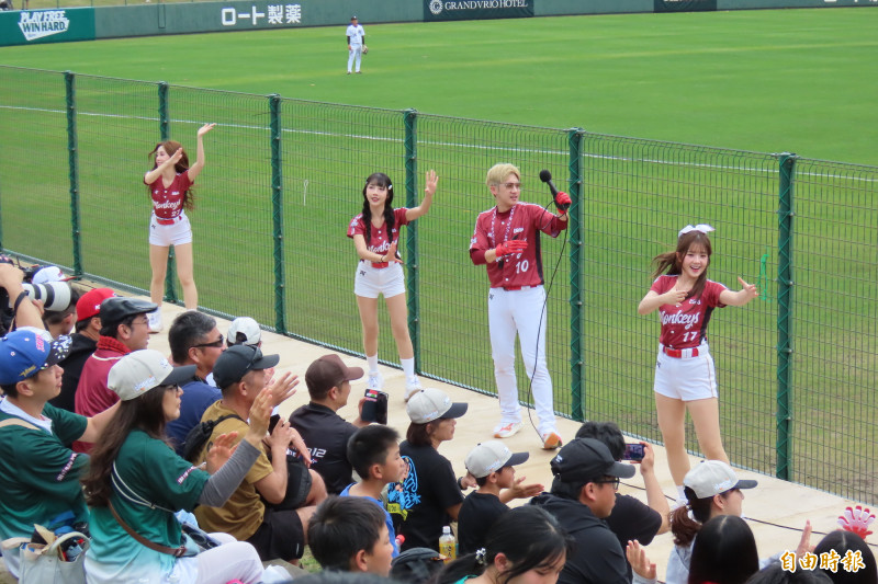 樂天女孩應援。（記者林宥辰攝）