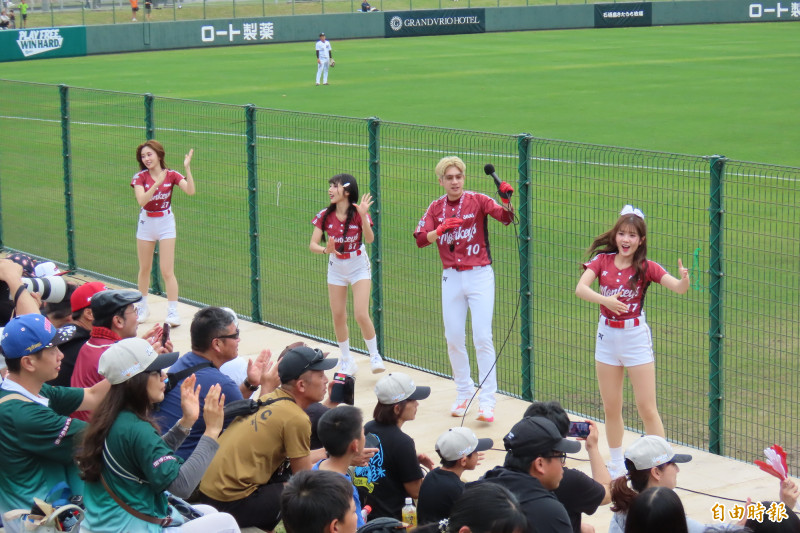 樂天女孩應援。（記者林宥辰攝）