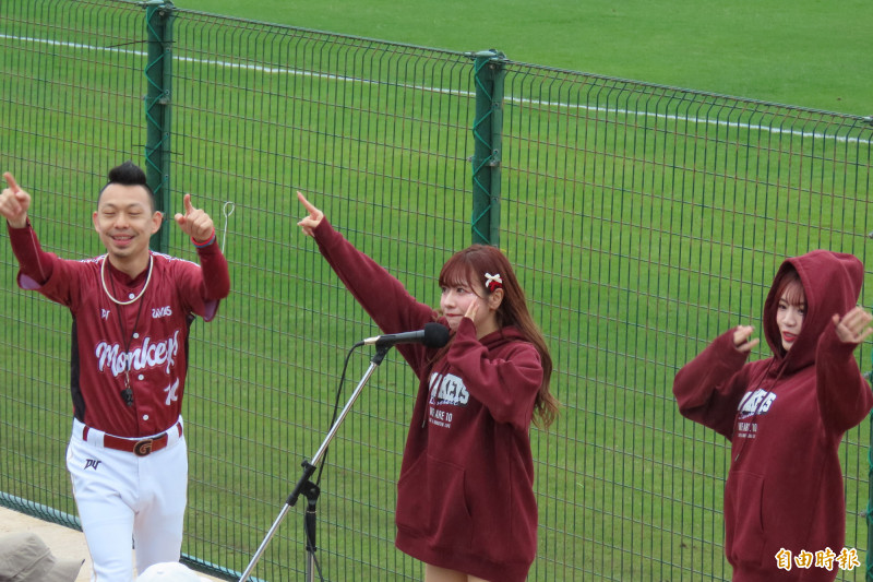 高橋佳帆客串應援。（特派記者林宥辰攝）