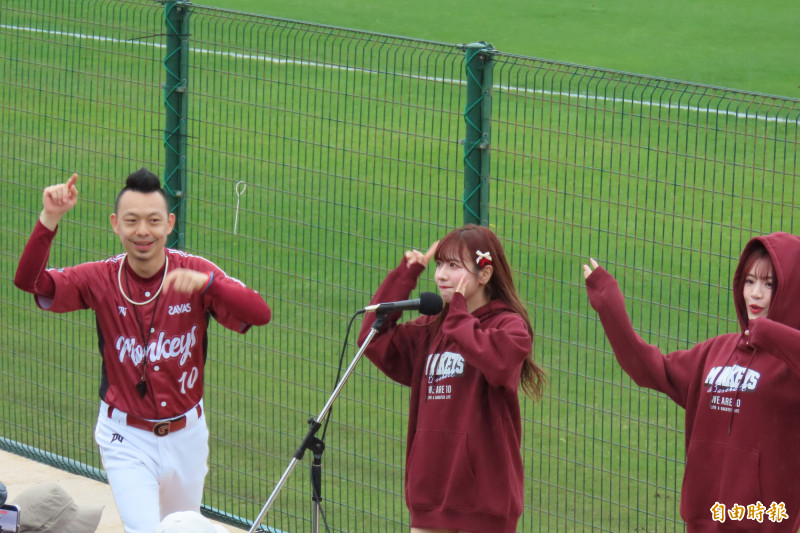 高橋佳帆客串應援。（特派記者林宥辰攝）