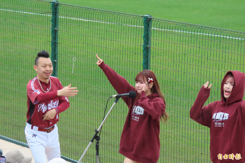 高橋佳帆客串應援。（特派記者林宥辰攝）