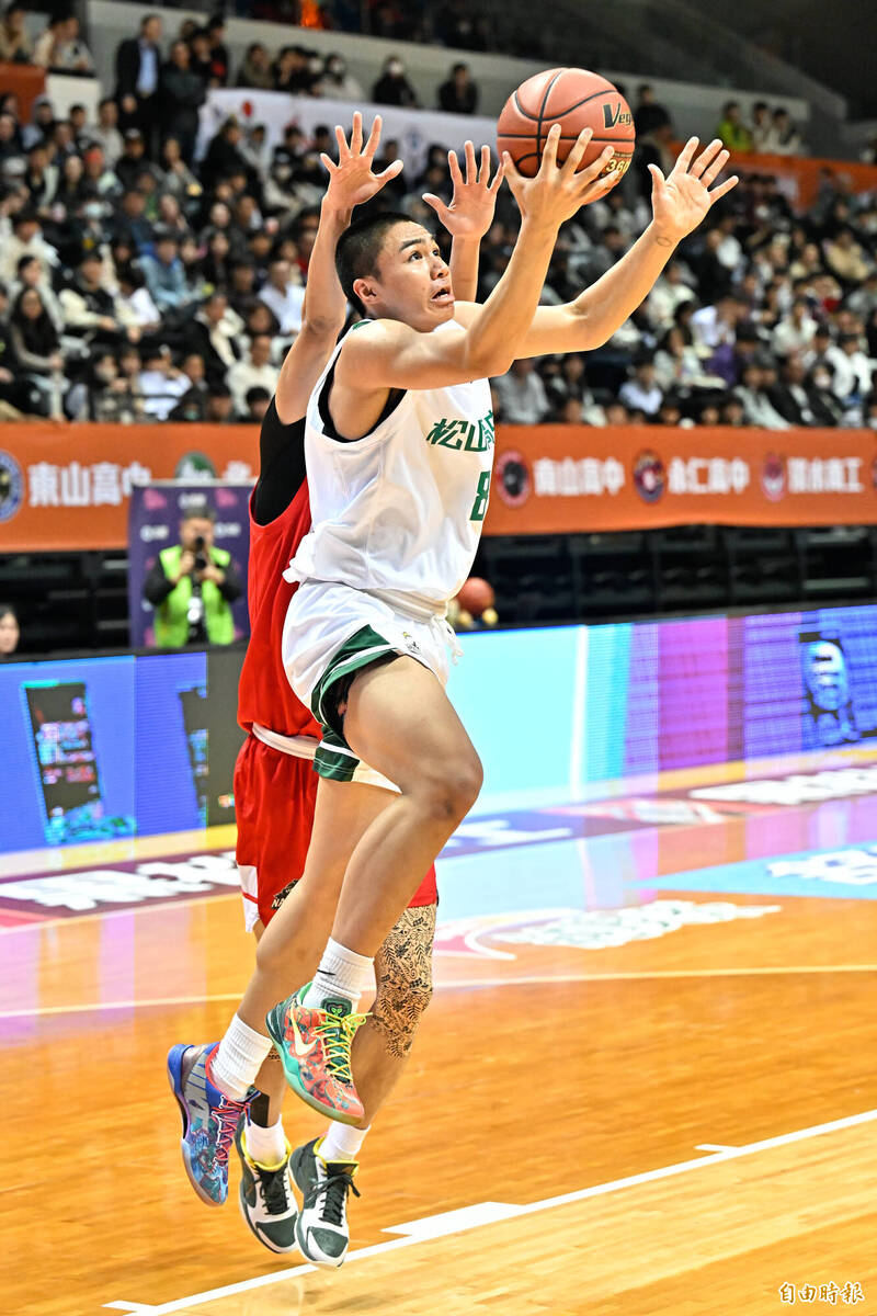 松山高中劉廷寬（中）切入上籃。（記者陳志曲攝）