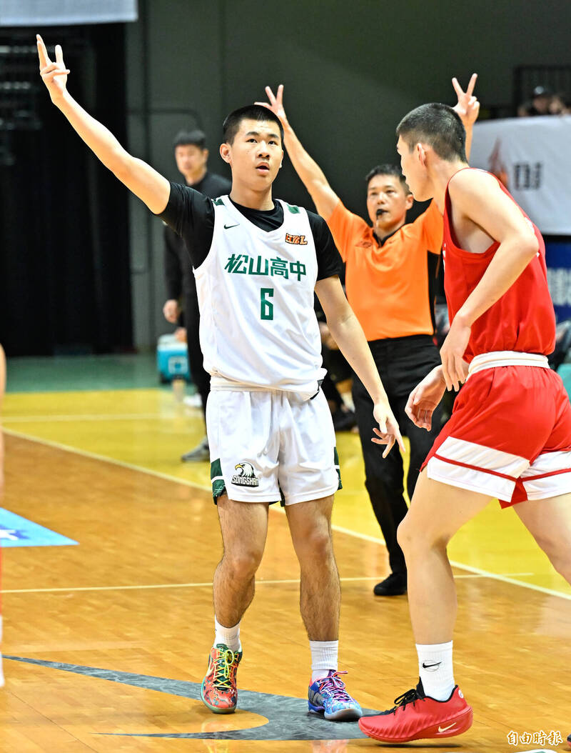 松山高中任語璿（左）三分得手。（記者陳志曲攝）