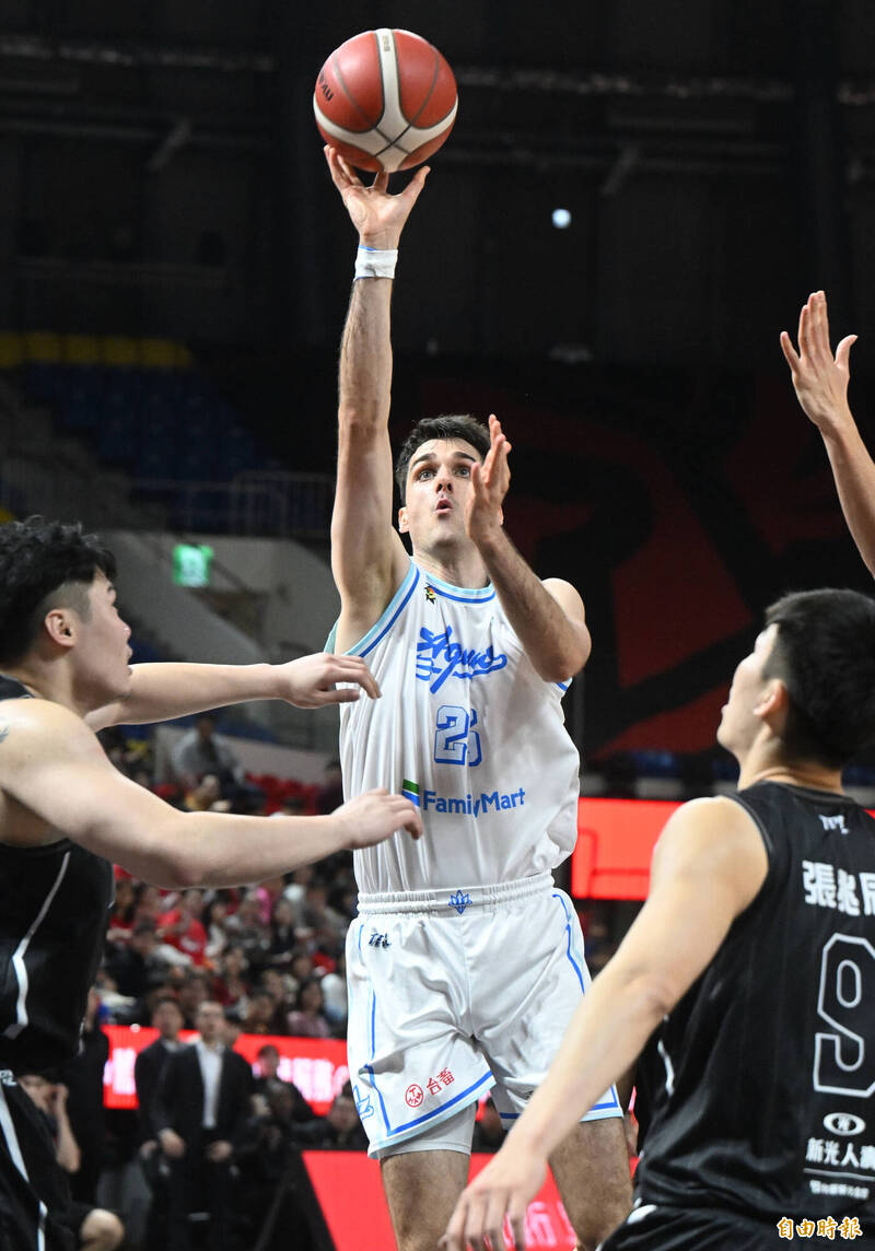 海神賽克維奇上籃得分。（記者林正堃攝）
