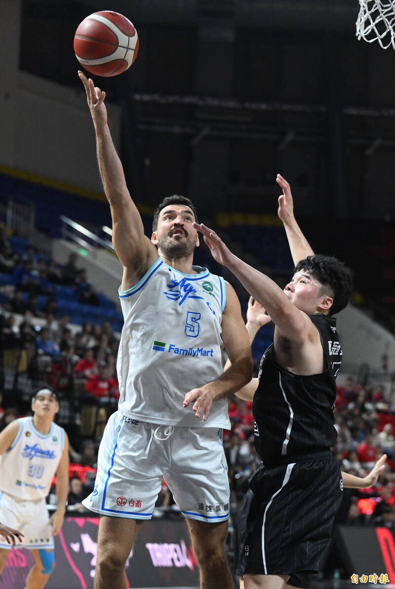 海神克力斯上籃得分。（記者林正堃攝）