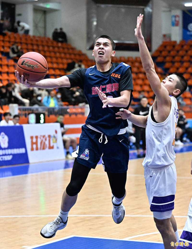 能仁家商謝瑋恩（左）切入上籃。（記者陳志曲攝）