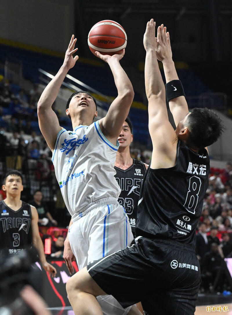 胡瓏貿後仰出手。（記者林正堃攝）