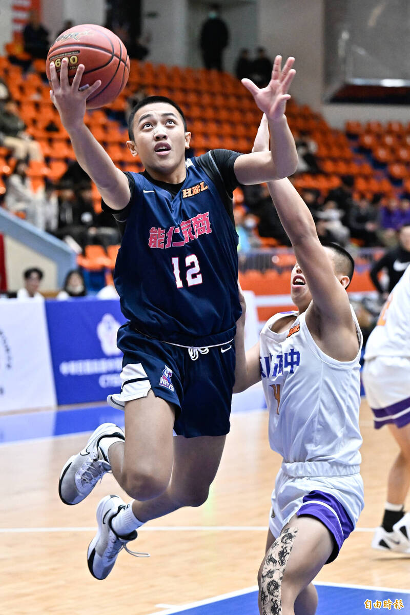 能仁家商葉以勒（左）進攻籃框。（記者陳志曲攝）