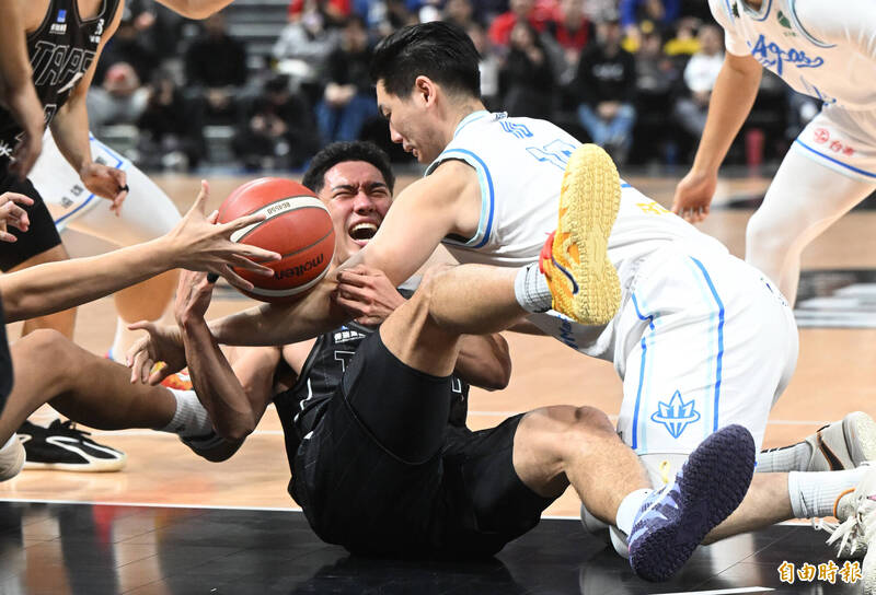 胡瓏貿爭球。（記者林正堃攝）