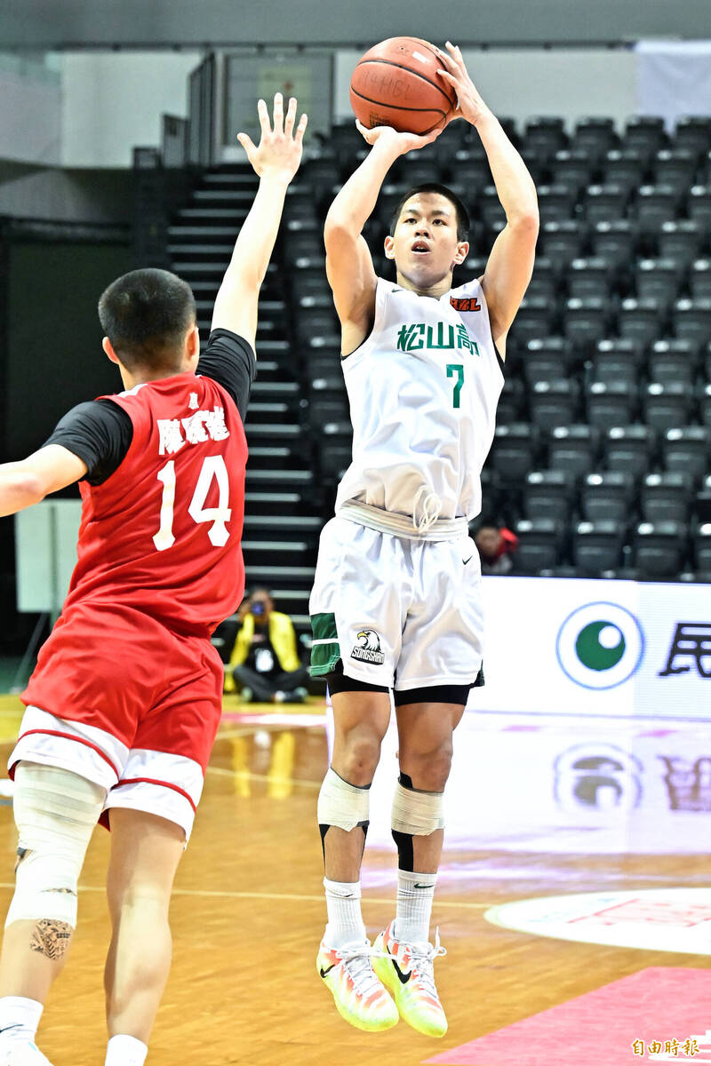 松山高中潘彥銘三分出手。（記者陳志曲攝）