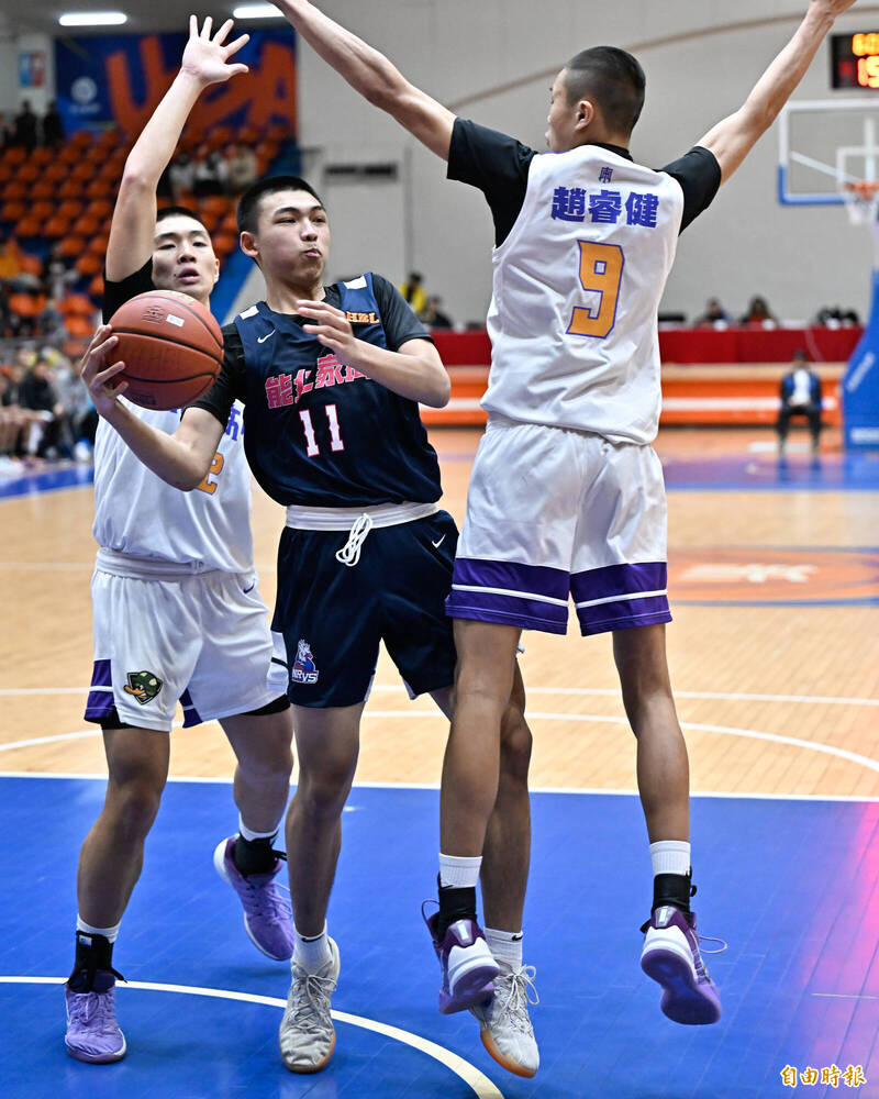 能仁家商莊肇紘（中）包夾中傳球。（記者陳志曲攝）