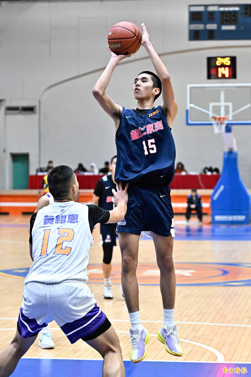 能仁家商盧永茗（右）中距離出手。（記者陳志曲攝）