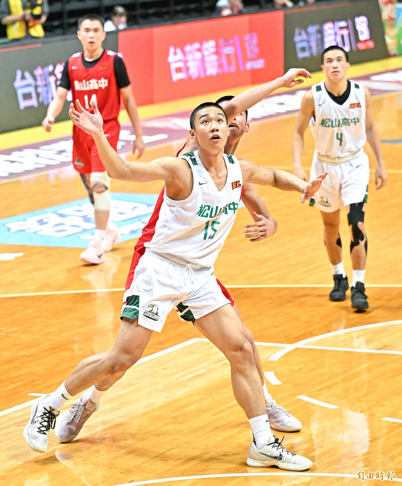 松山高中王浚善（中）。（記者陳志曲攝）