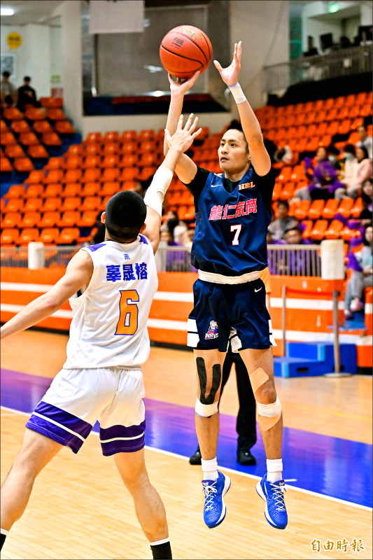 能仁隊長陳建勳（右）13分領軍下力退東山，暌違2年重返4強。（記者陳志曲攝）