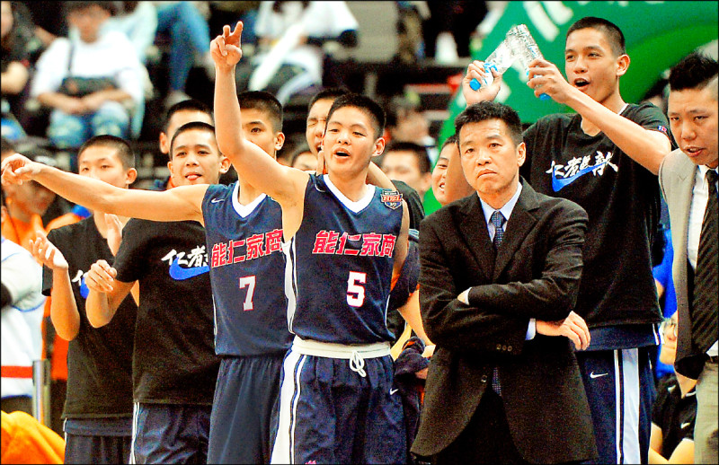 能仁已逝前教練林正明。（前右，資料照）