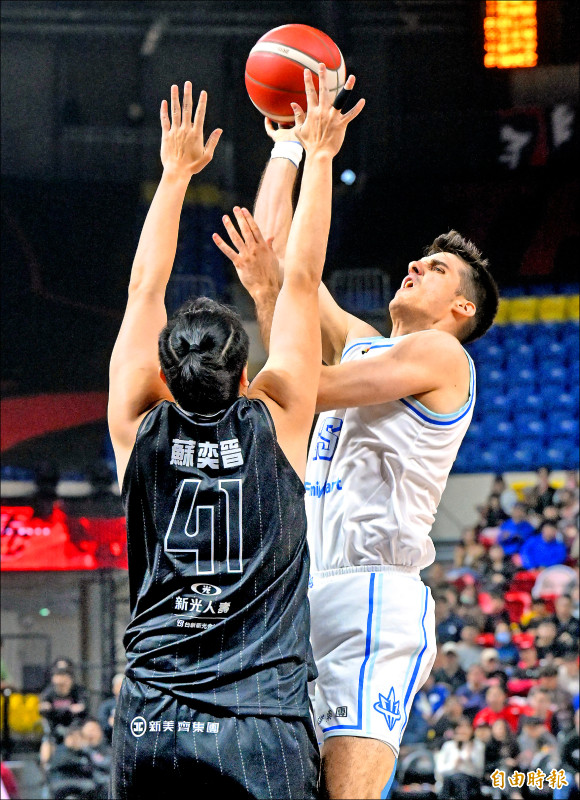 海神洋將賽克維奇（右）強攻籃下得分。（記者林正堃攝）