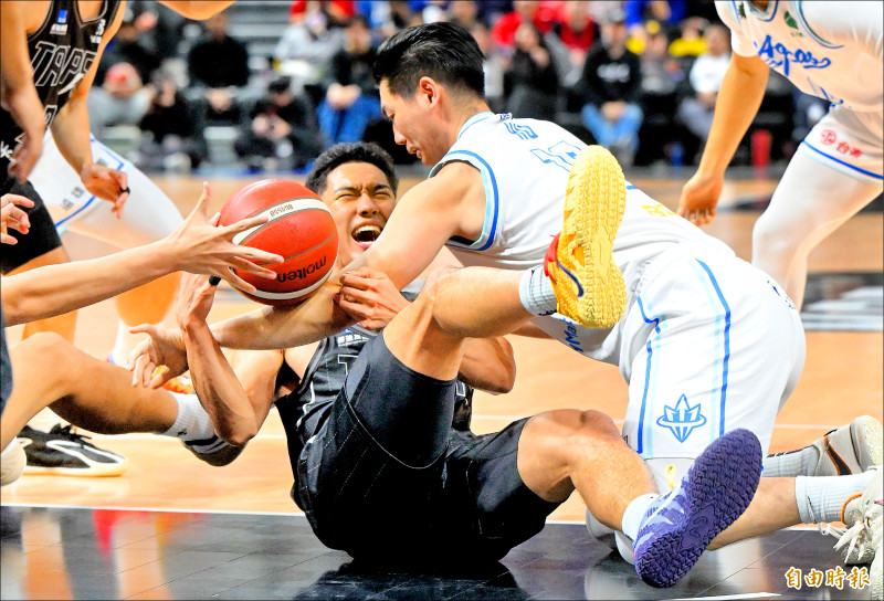 戰神雷蒙恩（左）與海神胡瓏貿（右）在地板上爭球。
（記者林正堃攝）