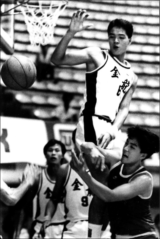 幸福水泥李玉龍（右）與金龍國手朱志清同場競技的經典畫面。（資料照）