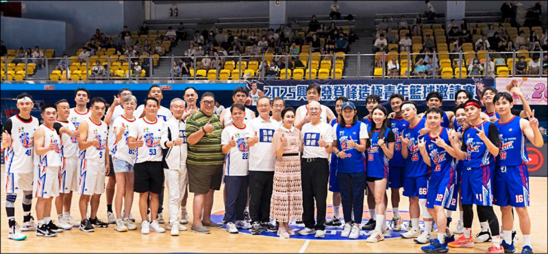 李玉龍（中）與退休球員參與登峰造極明星賽。（李玉龍提供）