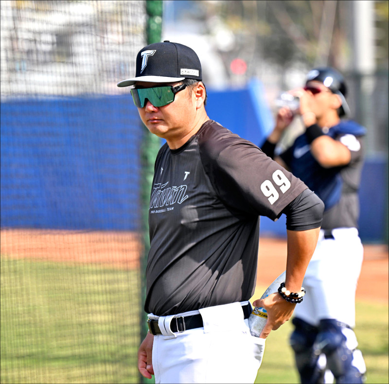 台灣教頭曾豪駒表示30人名單外的預備球員，也有機會在熱身賽上場。（資料照）