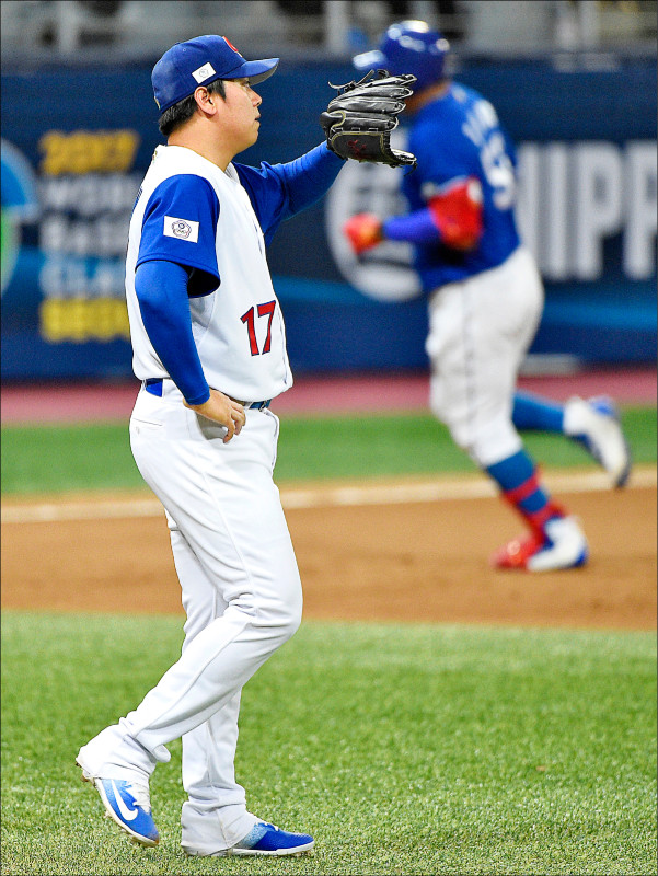 2017年經典賽台韓大戰，10局上陳鴻文（左）遭金泰均轟出2分砲。（資料照）