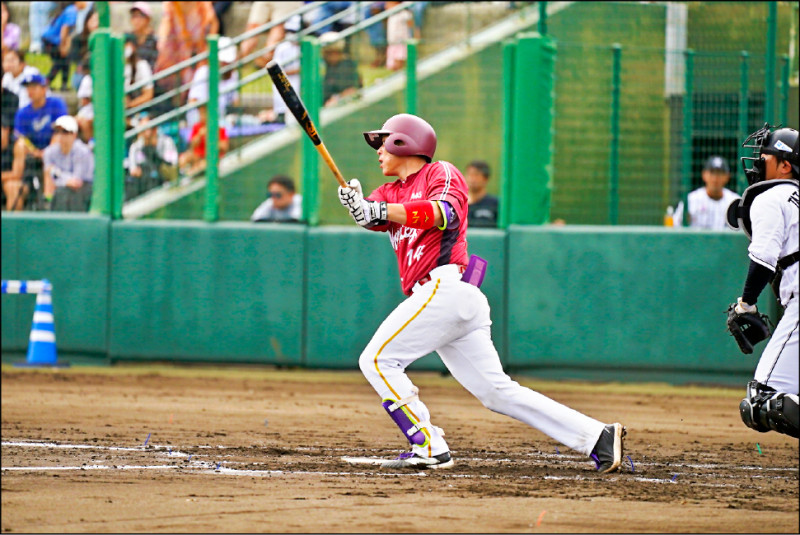 6局下捕手邱勝宥擊出猿隊首安。（樂天桃猿提供）