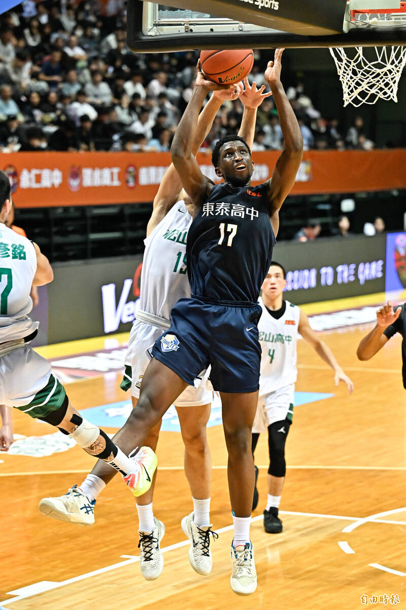 東泰高中羅雄威（中）。（記者陳志曲攝）