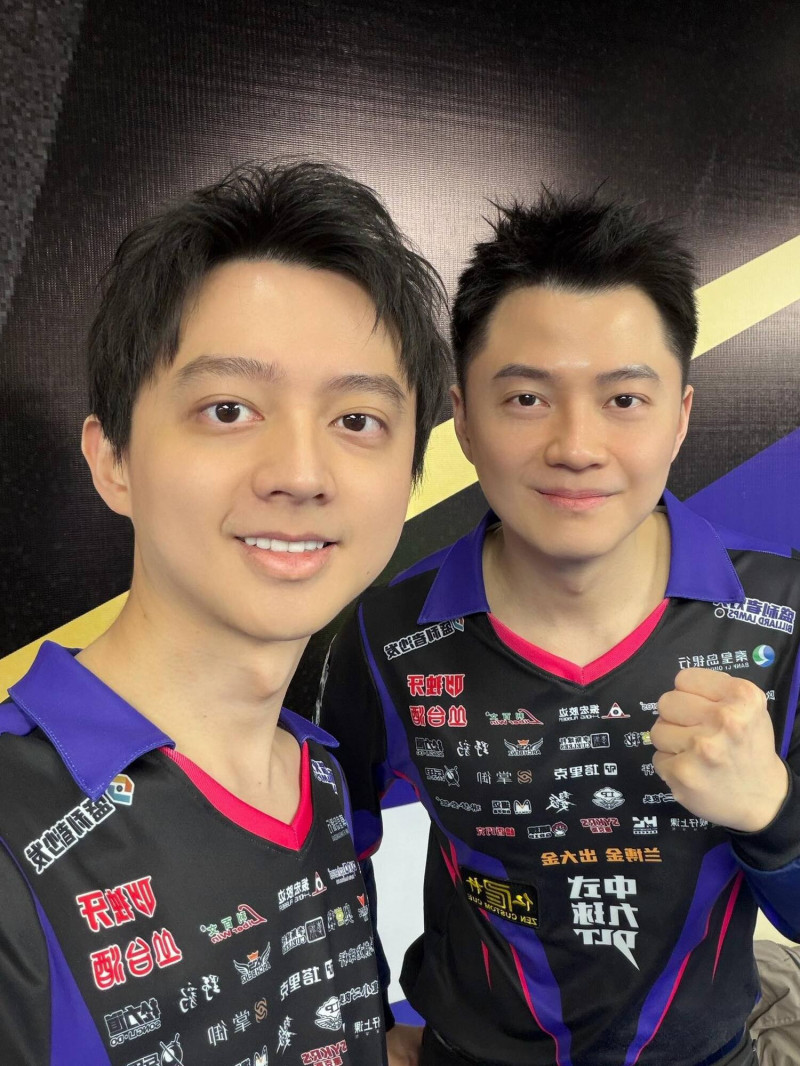 柯秉逸（右）、柯秉中（左）明（14日）晚將會師中式九球決賽，千萬獎金確定由柯家兄弟帶回台灣。（翻攝自「柯氏撞球 Ko Brothers Billiards」臉書）