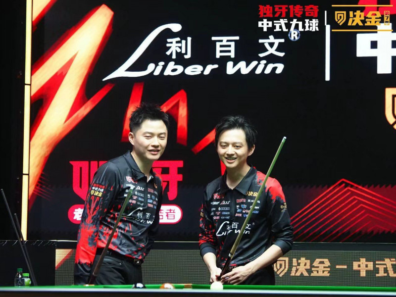 柯秉逸（左）、柯秉中（右）明（14日）晚將會師中式九球決賽，千萬獎金確定由柯家兄弟帶回台灣。（翻攝自「柯氏撞球 Ko Brothers Billiards」臉書）