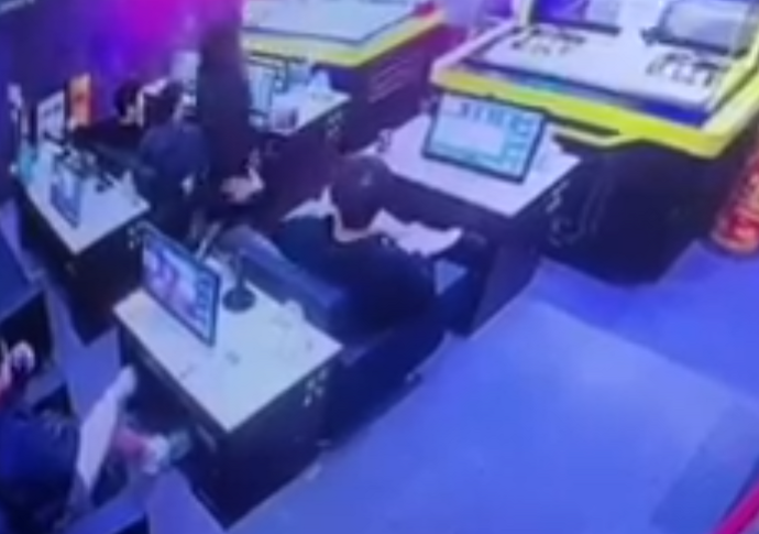 韓職球員疑似伸出鹹豬手，影片曝光引起熱議。（圖片擷取自Threads）