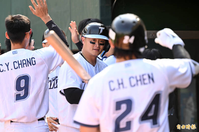 台灣隊蔣少宏高飛犧牲打。（記者李惠洲攝）