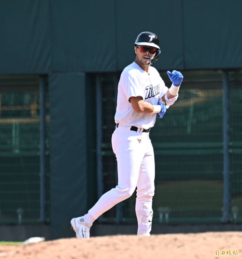 台灣隊林家正敲安。（記者李惠洲攝）