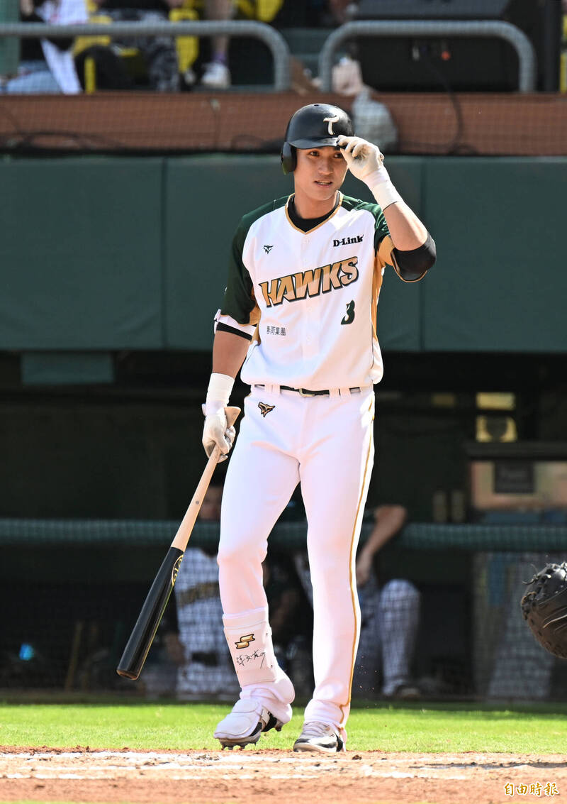 台鋼雄鷹陳文杰傷後首度站上打擊。（記者李惠洲攝）