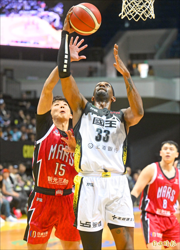國王喬丹（右）上籃得分。
（記者林正堃攝）