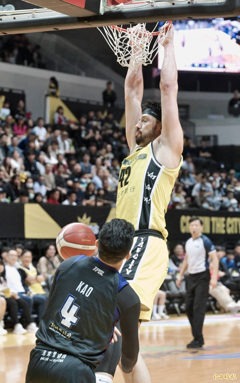 沃許本灌籃。（記者王藝菘攝）