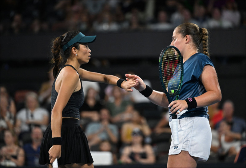 謝淑薇（左）拿下杜哈女網賽雙打亞軍。（資料照）