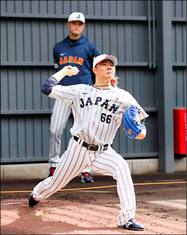 達比修有（後）現身日本隊集訓地，關心松本裕樹等投手備戰狀況。（產經新聞提供）