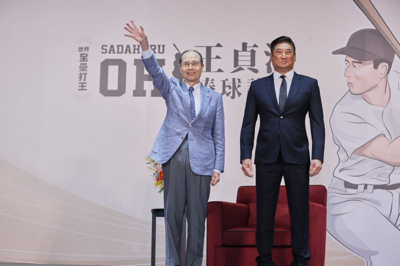 「世界全壘打王」王貞治（左）與中華棒協理事長辜仲諒（右）合影。（棒協提供）