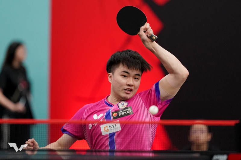 林昀儒直落三輕取瑞典名將卡爾森，連兩年晉級16強。（取自WTT官網）