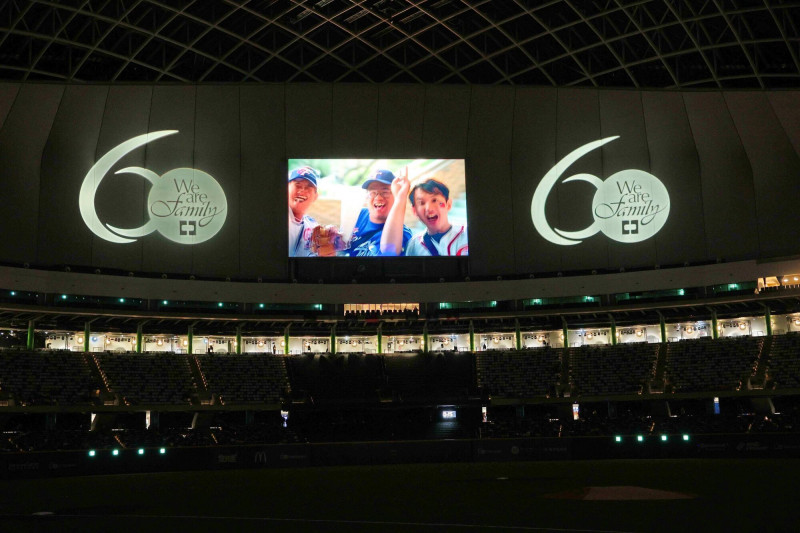 「2026中國信託60週年台日棒球國際交流賽」首場賽事今（25）日登場，中國信託60週年品牌影片「接棒篇」亦於本場賽事全球首播，記錄了數十年來臺灣棒球的傳承，雖一路歷經低潮，卻始終保持韌性，各級教練與球員一棒接一棒、一代傳一代，展現永不放棄的精神。／中信銀行提供