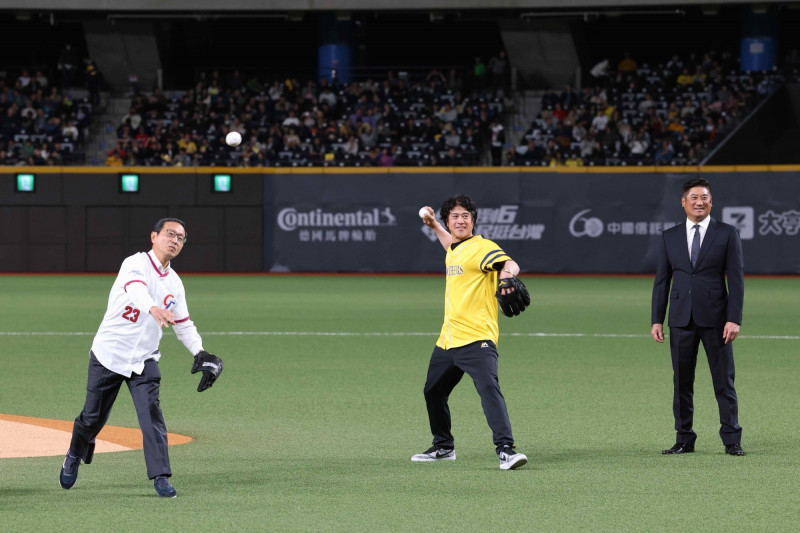 「2026中國信託60週年台日棒球國際交流賽」首場賽事今（25）日登場，中華棒協理事長暨中信慈善基金會董事長辜仲諒（右）、軟銀鷹首席棒球總管城島健司（中）及中信銀行董事長陳佳文（左）出席開球儀式。／中信銀行提供