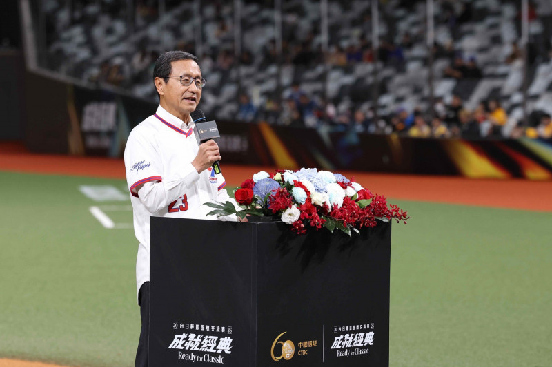 「2026中國信託60週年台日棒球國際交流賽」首場賽事今（25）日登場，中信銀行董事長陳佳文出席開幕典禮致詞表示，中國信託本於企業社會責任投入資源厚植各級棒球、贊助國際賽事，助力國球發展更上一層樓。／中信銀行提供