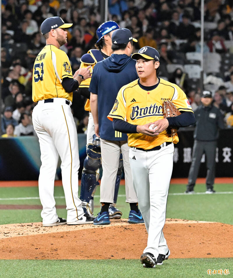魏碩成接替投球，挨轟退場。（記者陳志曲攝）