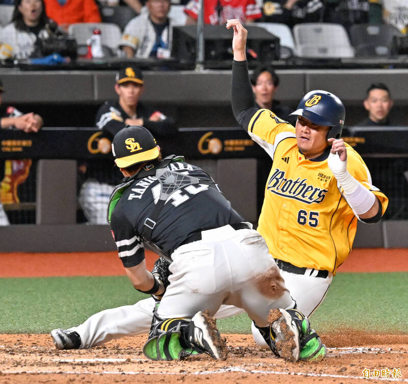 高宇杰（右）衝回本壘得分。（記者陳志曲攝）