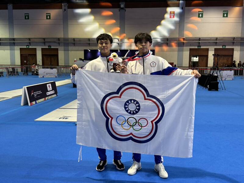 台灣小將陳秉濬（右）奪亞青男子銳劍銅牌。（教練李俊徵提供）