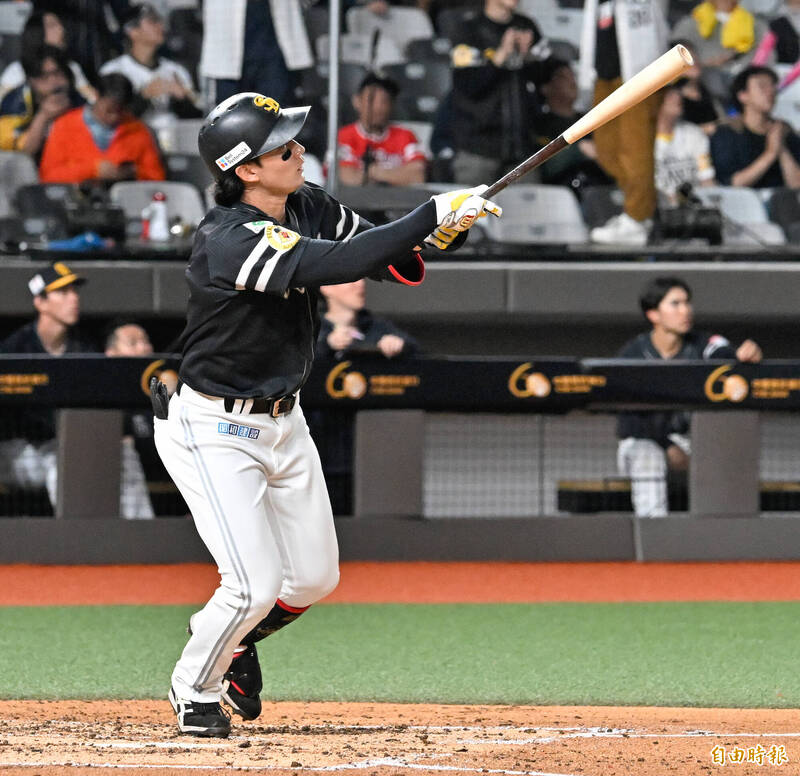 正木智也開轟。（記者陳志曲攝）