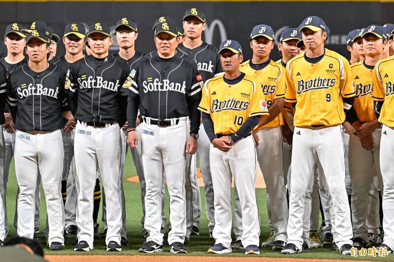 兩隊球員賽前合影，福岡軟銀鷹徐若熙（前排左三）被安排到監督小久保裕紀旁。（記者陳志曲攝）
